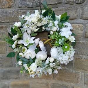 Interior wreath with white doves zdjęcie 7