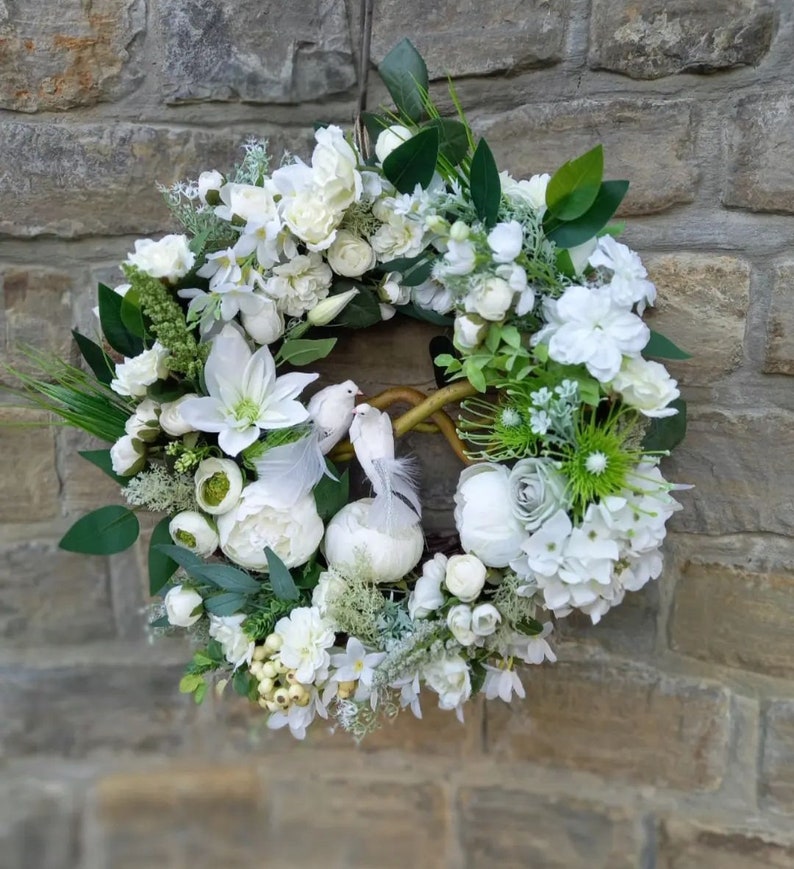 Interior wreath with white doves zdjęcie 7