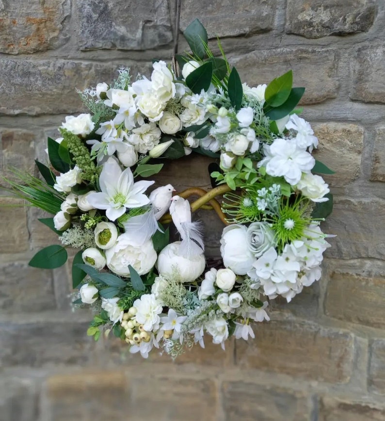 Interior wreath with white doves zdjęcie 1