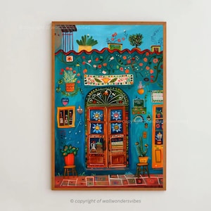 Puede incluir: Pintura enmarcada de una fachada de edificio azul vibrante con una puerta de madera. La puerta está adornada con coloridos diseños florales. La obra presenta plantas en macetas, flores y elementos decorativos, creando una escena animada y acogedora.