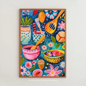 Puede incluir: Una impresión artística enmarcada con un diseño vibrante y colorido. La obra de arte presenta varios elementos como flores, cuencos, un instrumento musical y una planta, todo sobre un fondo verde azulado. El estilo es caprichoso y decorativo, con un enfoque en colores y patrones brillantes.