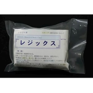 Puede incluir: Una bolsa blanca de arcilla blanca de almidón y resina, etiquetada con "RESIX (Starch & Resin Clay) レジックス (Regix)" con el texto japonés "クラフト用 (Craft Use)" y "スターチ (澱粉樹脂) ねんど (Starch Resin Clay)" y "NET150g". La bolsa tiene una etiqueta blanca con texto negro que describe las características del producto.