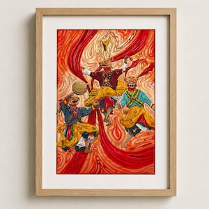 Op de afbeelding: Een ingelijste kunstdruk met drie figuren in versierde maskers en traditionele kleding die een dans uitvoeren. De figuren zijn omringd door wervelende rode en oranje patronen. Het centrale figuur draagt een gewei en houdt instrumenten vast.