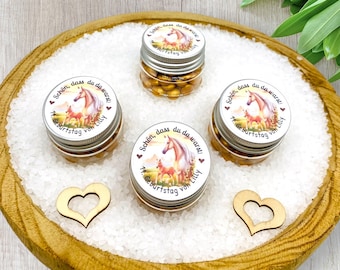 Op de afbeelding: Drie kleine glazen potjes gevuld met gouden snoepjes. Elk potje heeft een wit etiket met een afbeelding van een paard en veulen en de tekst "Schön, dass du da warst! 11. Geburtstag von Lilly".