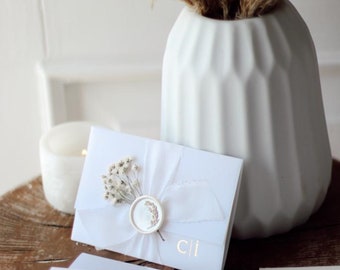 Faire-part de mariage rehaussé d'une feuille blanche, cartes de mariage, papier fait main, papeterie de mariage, bordure taupe, papier de coton, papeterie,