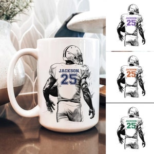 Puede incluir: Taza de cerámica blanca con una ilustración en blanco y negro de un jugador de fútbol americano que lleva una camiseta blanca con el nombre "JACKSON" y el número "25" en la espalda. El jugador lleva un casco y sostiene un balón de fútbol. La taza tiene un asa negra.