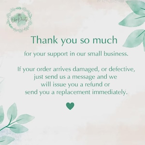 Puede incluir: Una tarjeta de agradecimiento con texto verde sobre un fondo claro e ilustraciones de hojas en acuarela en las esquinas. El texto dice: Thank you so much for your support in our small business. If your order arrives damaged, or defective, just send us a message and we will issue you a refund or send you a replacement immediately. Un peque&ntilde;o coraz&oacute;n verde est&aacute; centrado en la parte inferior.
