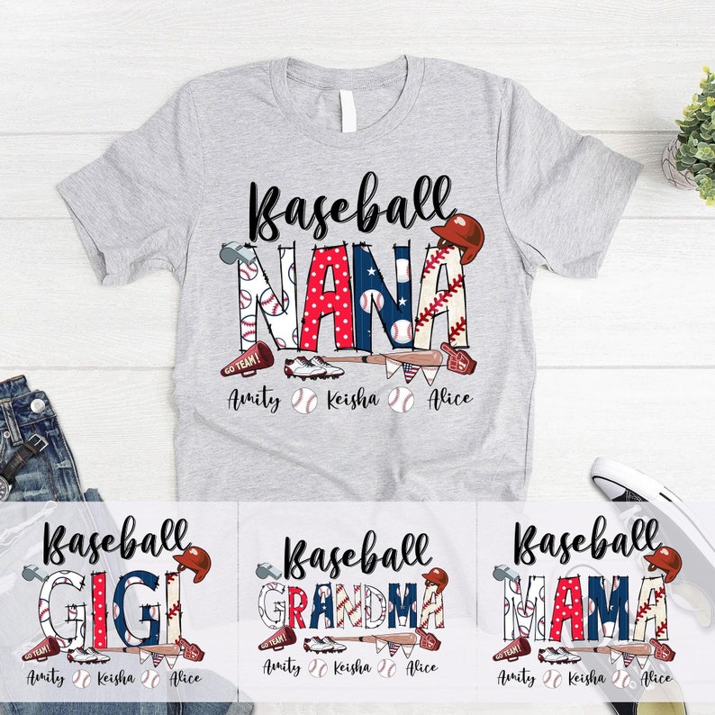 Puede incluir: Tres camisetas grises con gr&aacute;ficos de tem&aacute;tica de b&eacute;isbol. Las camisetas presentan las palabras "Baseball Nana", "Baseball Gigi" y "Baseball Grandma" con im&aacute;genes relacionadas con el b&eacute;isbol. Cada camiseta tiene los nombres "Amity", "Keisha" y "Alice" impresos debajo del gr&aacute;fico.