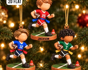 Puede incluir: Tres adornos de jugadores de flag football con figuras en camisetas rojas, azules y verdes con los números 25, 12 y 7. Cada figura está sobre una base circular con el nombre Jackson, Ethan o Mateo y un cono 2026. Texto 2D FLAT visible.