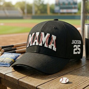 以下が含まれることがあります： 白と赤の野球のステッチが入った「MAMA」という文字が入った黒い野球帽。 「Jackson」という名前と数字の「25」が側面にあります。 野球をテーマにしたピンとヒマワリの種の袋が木製の表面にあります。