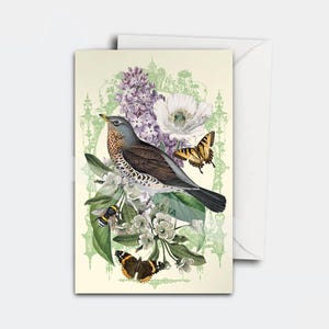 Pode incluir: Cartão com uma ilustração detalhada de um pássaro num ramo floral, borboletas e uma abelha. O design inclui lilases roxos, flores brancas e um fundo verde claro com detalhes ornamentados.