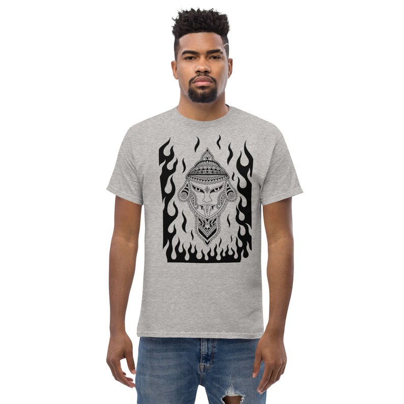 Camiseta clásica hombre tattoo mascara tribal étnico fuego deusa tailandesa thai unico