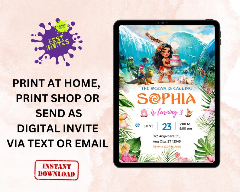 Op de afbeelding: Een digitale printbare uitnodiging voor een 3e verjaardagsfeest met een Moana-thema. De uitnodiging bevat een cartoonafbeelding van Moana met een taart, omringd door tropische bloemen en bladeren. De tekst op de uitnodiging luidt "De oceaan roept Sophia wordt 3 jaar".
