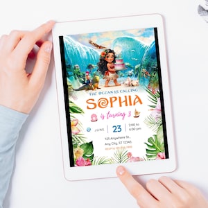 Op de afbeelding: Een digitale uitnodiging voor een 3e verjaardagsfeest met een Moana-thema. De uitnodiging toont een cartoonafbeelding van Moana met een verjaardagstaart, omringd door tropische bloemen en oceaan golven. De tekst op de uitnodiging luidt: "De oceaan roept Sophia wordt 3. Juni 23, 14:00 tot 18:00 uur, 123 Anywhere St., Any City, ST 12345, RSVP naar 123-454-7990."