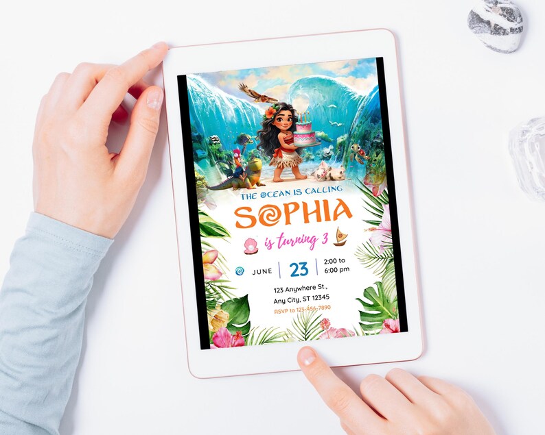 Op de afbeelding: Een digitale uitnodiging voor een 3e verjaardagsfeest met een Moana-thema. De uitnodiging toont een cartoonafbeelding van Moana met een verjaardagstaart, omringd door tropische bloemen en oceaan golven. De tekst op de uitnodiging luidt: "De oceaan roept Sophia wordt 3. Juni 23, 14:00 tot 18:00 uur, 123 Anywhere St., Any City, ST 12345, RSVP naar 123-454-7990."