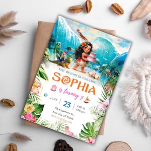 Op de afbeelding: Een verjaardagsuitnodiging met een cartoonfiguur uit de film Vaiana. De uitnodiging is versierd met tropische bloemen en bladeren. De tekst op de uitnodiging luidt: "The Ocean is Calling Sophia is turning 3. June 23 | 2:00 to 6:00 pm 123 Anywhere St., Any City, ST 12345 RSVP to 123-456-7890"