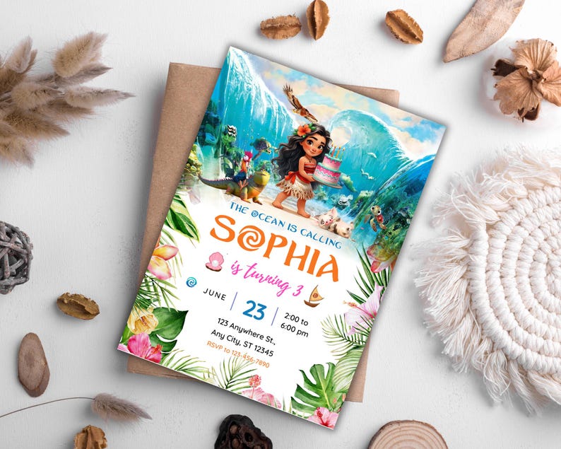 Op de afbeelding: Een verjaardagsuitnodiging met een cartoonfiguur uit de film Vaiana. De uitnodiging is versierd met tropische bloemen en bladeren. De tekst op de uitnodiging luidt: "The Ocean is Calling Sophia is turning 3. June 23 | 2:00 to 6:00 pm 123 Anywhere St., Any City, ST 12345 RSVP to 123-456-7890"