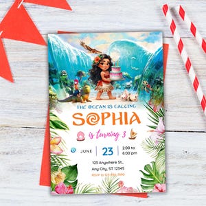 Op de afbeelding: Een Moana-thema verjaardagsuitnodiging met een kleurrijke tropische achtergrond. De uitnodiging bevat een cartoon afbeelding van Moana die een taart vasthoudt en de tekst "THE OCEAN IS CALLING SOPHIA is turning 3." De uitnodiging bevat ook de datum "JUNE 23" en de tijd "2:00 to 6:00 pm".