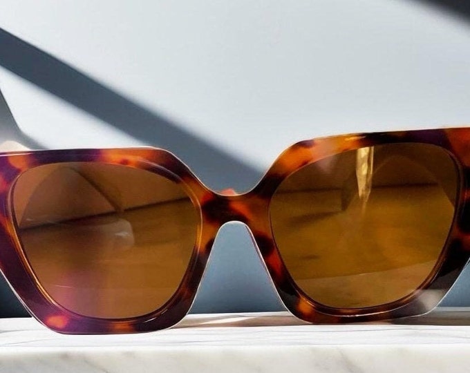 Prestige Sunglasses for her . A rectangular Cat Eye Sunglasses