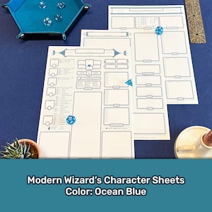 Può includere: Due fogli di personaggio stampabili per giochi di ruolo. I fogli sono progettati in uno stile moderno con uno schema di colori blu e bianco. Il testo "Modern Wizard's Character Sheets" e "Color: Ocean Blue" è stampato nella parte inferiore dei fogli.