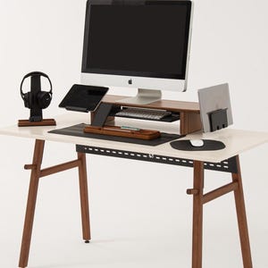 Modern houten bureau met metalen accessoires – ergonomische werkplekorganizer voor thuis en op kantoor
