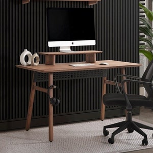 Escrivaninha de nogueira americana com borda natural: Escritório doméstico moderno e minimalista, espaço de trabalho contemporâneo em madeira.