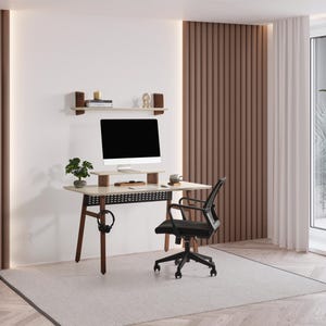 Puede incluir: Una moderna configuraci&oacute;n de oficina en casa con un escritorio, un monitor de ordenador y una silla de oficina negra. El escritorio tiene una parte superior de color claro y patas de madera oscura. Una estanter&iacute;a con decoraci&oacute;n est&aacute; montada en la pared encima del escritorio.