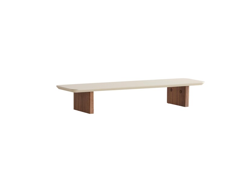 Puede incluir: Banco moderno y minimalista con una superficie beige claro y dos patas rectangulares de color marr&oacute;n oscuro. El banco est&aacute; hecho de madera y tiene un dise&ntilde;o limpio y sencillo, adecuado para varios estilos de interior. El banco mide unos 152 cm de largo.