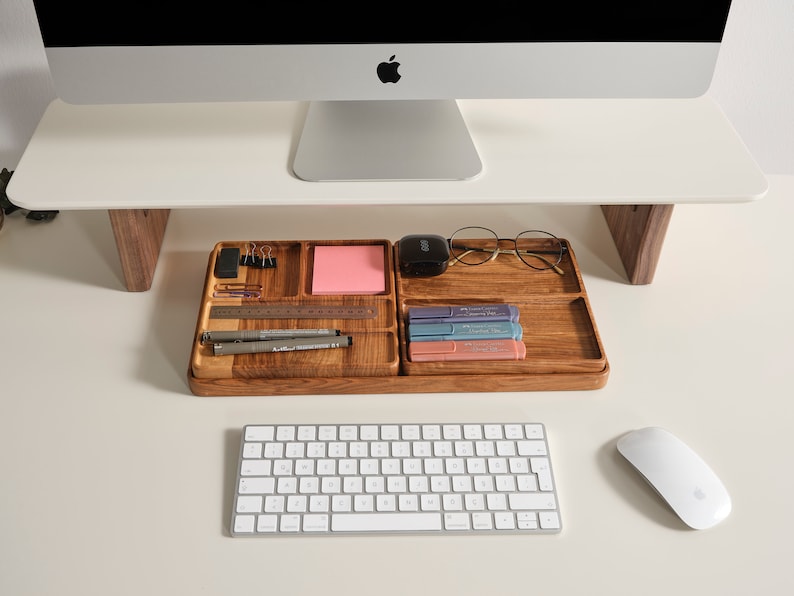 Puede incluir: Organizador de escritorio de madera con compartimentos para material de oficina, bol&iacute;grafos y notas adhesivas. Incluye una regla, bol&iacute;grafos y un juego de rotuladores de colores. Un monitor de ordenador se encuentra encima del organizador, con un teclado y un rat&oacute;n en primer plano.
