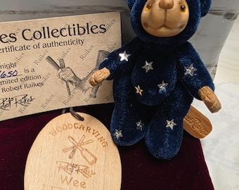 Könnte beinhalten: Ein Midnight Raikes Collectibles Teddybär mit Echtheitszertifikat. Der blaue Samtbär hat silberne Sternakzente und ein Holzschild mit der Aufschrift "Wee Itty Bitty A Tradition". Der Bär ist eine zertifizierte limitierte Auflage.