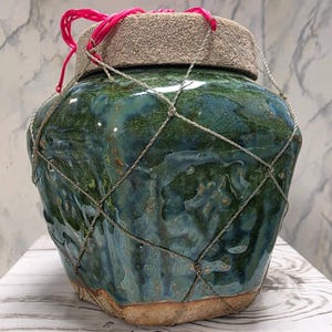 Pote de gengibre chinês Shiwan hexagonal em cerâmica esmaltada verde com vedação interna e tampa, vintage