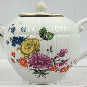 Tekanna, Furstenbergporslin, Blommor, Victoria and Albert Museum, 9,6 x 14,6 cm