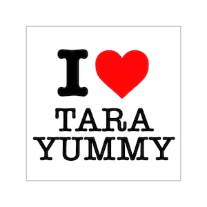 Puede incluir: Un cuadrado blanco con un corazón rojo y texto negro que dice "Me encanta Tara Yummy".