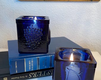 Juego de 2 portavelas votivos cúbicos de color azul cobalto con forma de fruta.