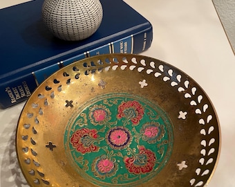 Stara mosiężna misa z kwiatowym wzorem emaliowanym | Kolorowa mosiężna misa | Mosiężny talerz na biżuterię | Mosiężna dekoracyjna misa na nóżce