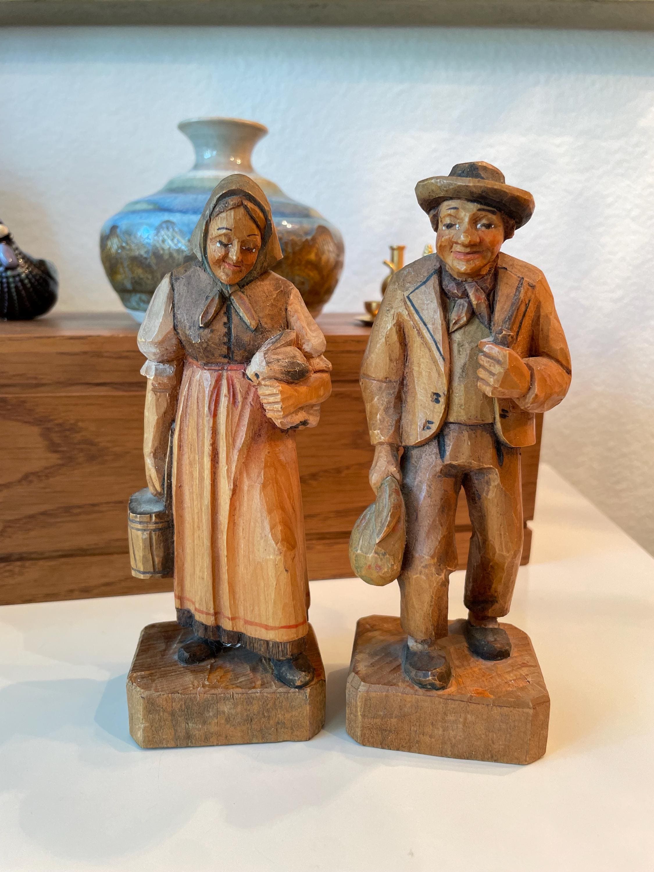 木彫り人形「チューバを吹く男 」A wood carving doll