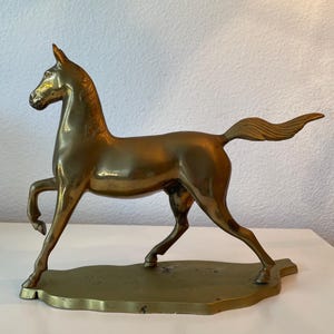 Estatua de caballo al trote de latón vintage con soporte / Figura de caballo de metal / Decoración de estante de caballo