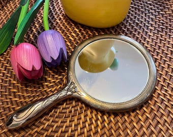 Espejo de mano antiguo chapado en plata con adornos