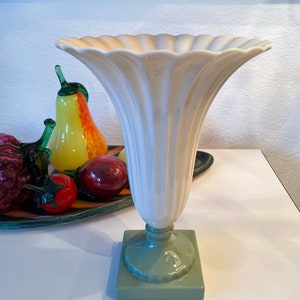 Vaso de porcelana trompete Lenox, marfim, com pedestal verde | Vaso de porcelana Art Déco da Lenox USA Regal Collection | Vaso de porcelana vintage Lenox