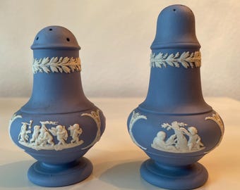 Wedgwood Blue Jasperware Salz und Pfeffer Footed Shaker Set Putten Amor | Vintage Salz Pfeffer Streuer