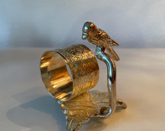 ヴィンテージの銀メッキ製ナプキンリング 茎と葉に鳥をあしらった