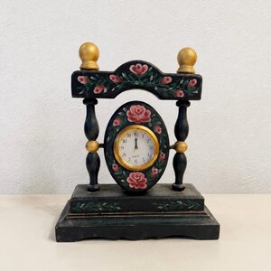 Reloj de mesa vintage pintado a mano con diseño floral / Reloj pequeño decorativo / Sin probar