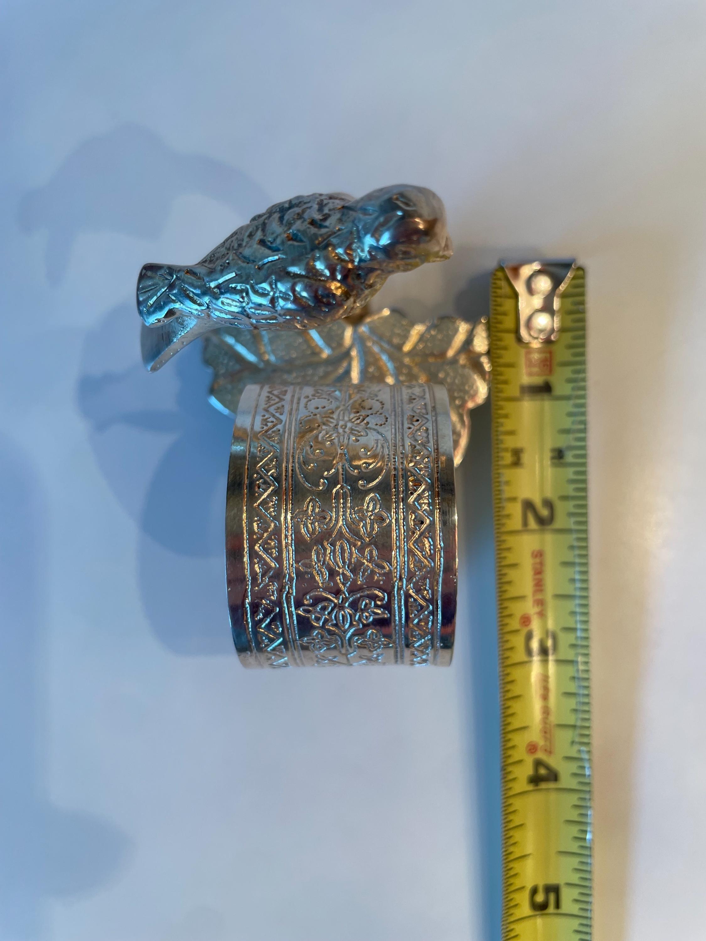 ヴィンテージの銀メッキ製ナプキンリング 茎と葉に鳥をあしらった