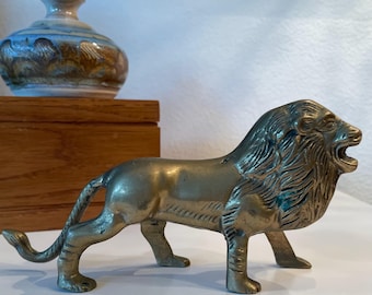 ライオン、金属製の置物、長さ 5 インチ、INDIA のマーク、動物、野生