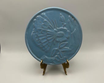 Salvamanteles vintage de mariposa de cerámica Frankoma / Placa decorativa de pared de azulejo azul / Cerámica con mariposas florales / Decoración de mediados de siglo