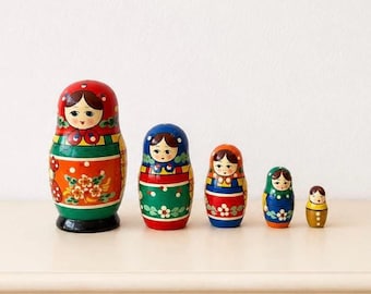 Set di 5 bambole russe vintage Matryoshka Babushka / Artigianato popolare in legno, prodotto in Russia