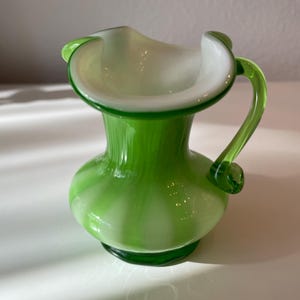 Kunstglazen groene kan met toegepast handvat | Groene glazen kan met gegolfde rand | Groene kleine glazen kan met ruches