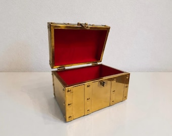 Vintage metallkista rött foder minnessak förvaring bagageutrymme dekor