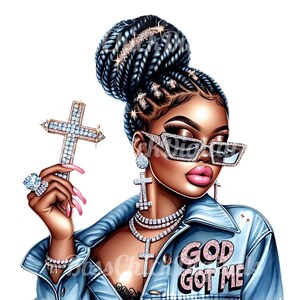 Può includere: Una donna con i capelli intrecciati e una giacca di jeans blu con il testo "God Got Me" sul retro. Indossa orecchini di diamanti, una collana di diamanti e occhiali da sole. Tiene in mano una croce tempestata di diamanti.