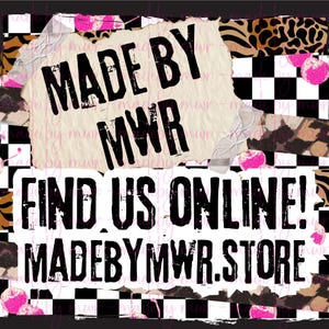 Puede incluir: Gr&aacute;fico estilo collage con el texto "MADE BY MWR" y "FIND US ONLINE! MADEBYMWR.STORE" en letras negras en negrita. El fondo presenta una mezcla de patrones, incluyendo un tablero de ajedrez blanco y negro, estampado animal y acentos rosas.